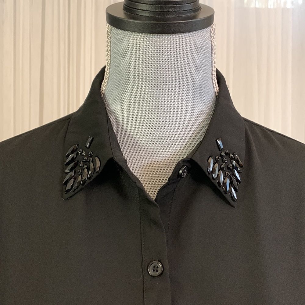 🟢3 for $20——DANIEL Rainn button front blouse with sequined collar & hi-lo hem.